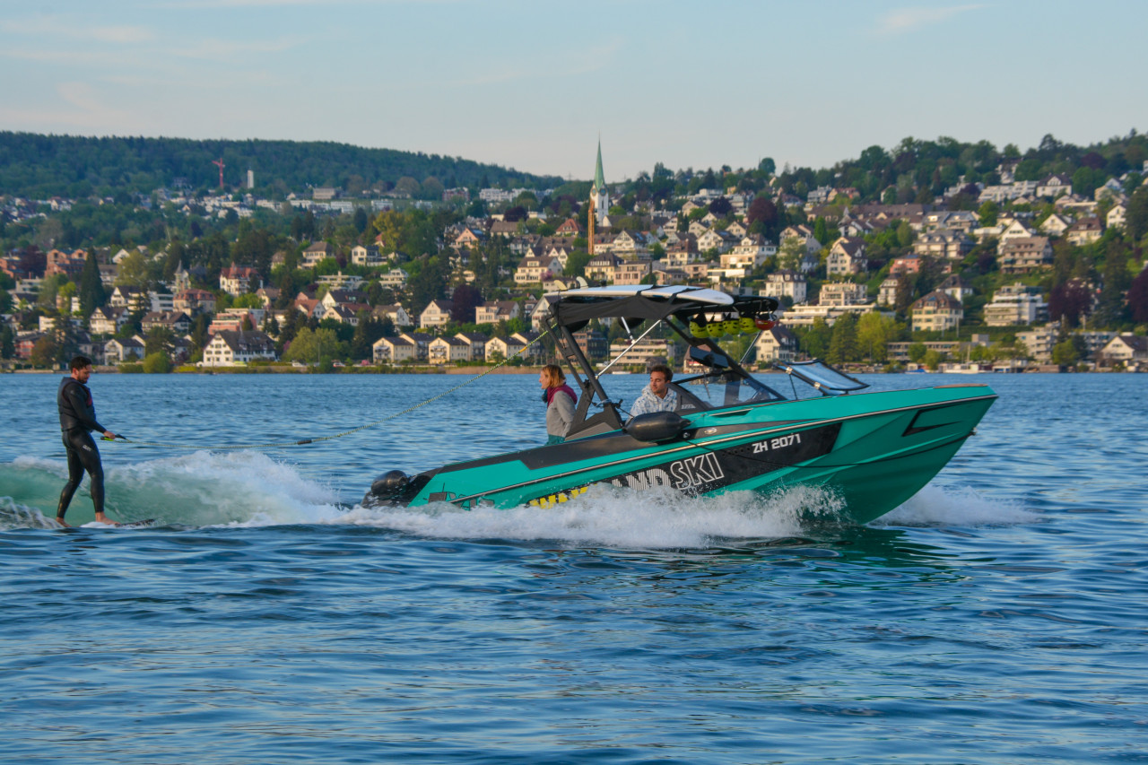 Wakeboard / Wakesurf / Wakefoil / Wasserski Wassersport auf dem Zürichsee