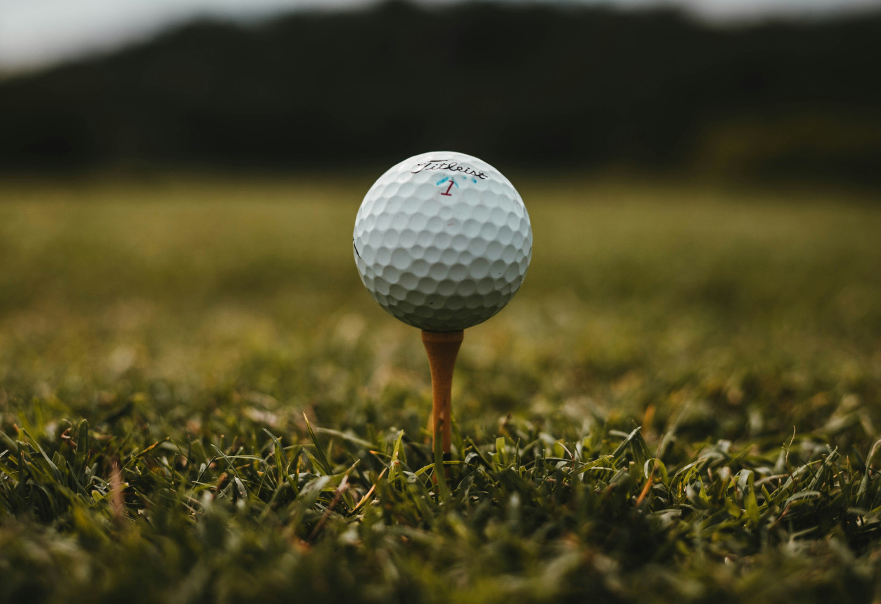Golf Kleiner Ball, grosse Distanzen